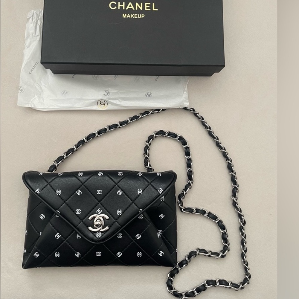 Chanel makeup gift bag envelope cc logo print black chain beauty clutch
